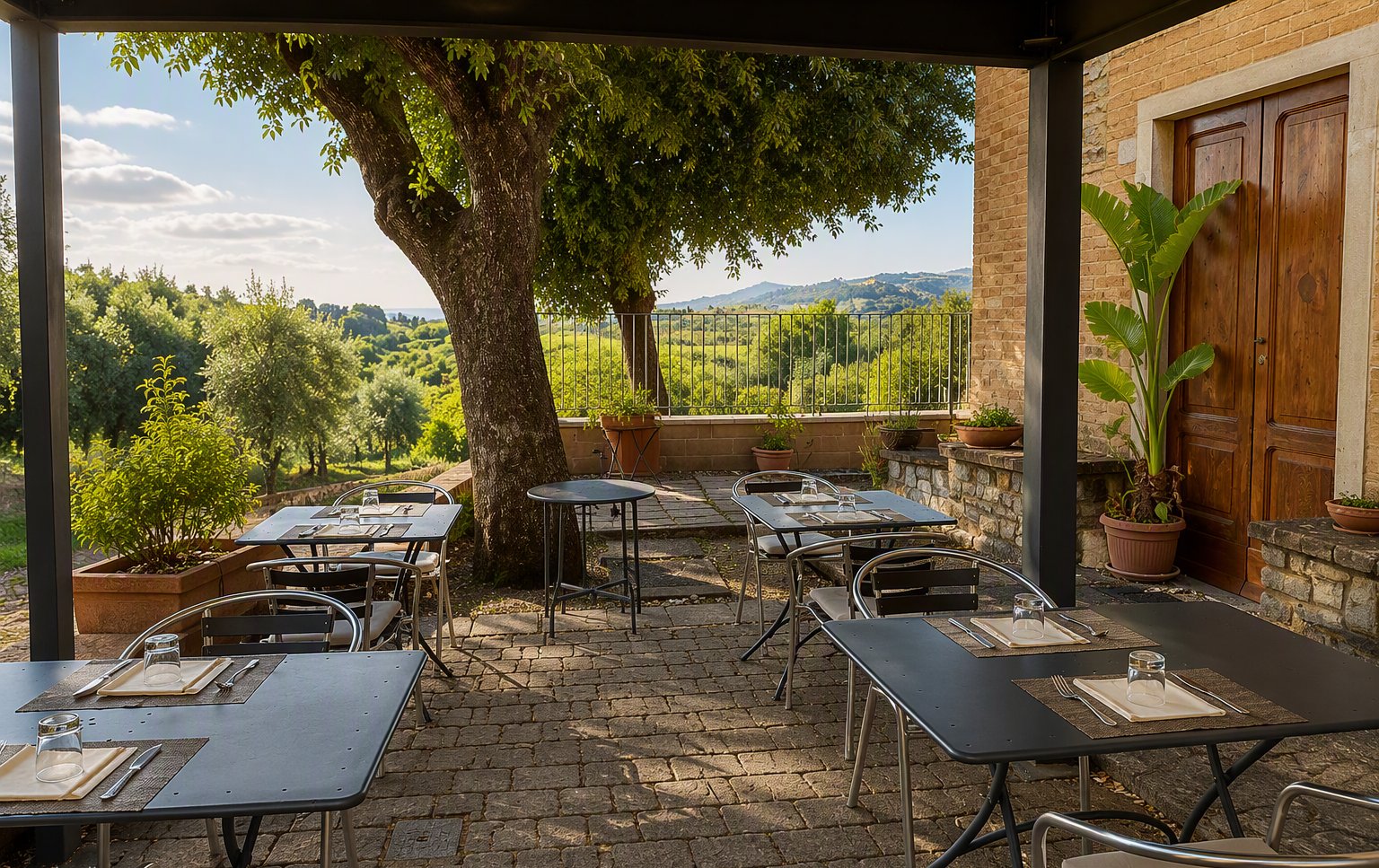 La terrazza giardino sotto il grande albero con vista colline